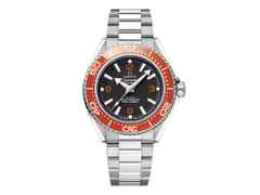 Omega Seamaster Planet Ocean 600M Automatik Edelstahl 42mm schwarzes Zifferblatt orange Keramiklünette Metallband – Herrenuhren Uhr ohne Datum aus Edelstahl und Keramik. Das Gehäuse ist rund und silber. Das Edelstahlarmband ist silber. Das Zifferblatt ist arabisch Index und schwarz.