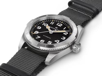 Hamilton Khaki Field Expedition Automatik Edelstahl 41mm schwarzes Zifferblatt graues Textilband – Herrenuhren Uhr ohne Datum aus Edelstahl. Das Gehäuse ist rund und silber. Das Textilarmband ist grau. Das Zifferblatt ist ein Index in schwarz. – Ansicht 3