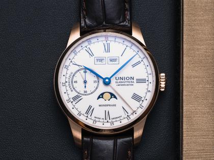 Union Glashütte 1893 Johannes Dürrstein Mondphase Limited Edition Handaufzug Rotgold 41mm weißes Zifferblatt braunes Lederband – Herrenuhren Uhr mit Datum aus 750 Rotgold und Leder. Das Gehäuse ist rund und roségold. Das Lederarmband ist braun. Das Zifferblatt ist arabisch römisch und weiß. – Ansicht 2