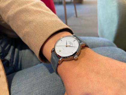 Mühle Glashütte Teutonia IV Lady Automatik Edelstahl 33,5mm pastellblaues Zifferblatt blaues Lederband – Damenuhren Uhr mit Datum aus Edelstahl. Das Gehäuse ist rund und silber. Das Lederarmband ist blau. Das Zifferblatt ist ein Index in blau. – Ansicht 3