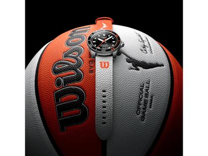 Tissot Seastar Wilson WNBA Automatik Edelstahl 40mm schwarzes Zifferblatt orangefarbenes Lederband – Herrenuhren Uhr mit Datum aus Edelstahl. Das Gehäuse ist rund und silber. Das Lederarmband ist orange. Das Zifferblatt ist ein Index in schwarz. – Ansicht 8