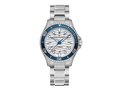 Hamilton Khaki Navy Scuba Automatik Edelstahl 40mm weißes Zifferblatt Metallband – Herrenuhren Uhr mit Datum aus Edelstahl. Das Gehäuse ist rund und silber. Das Edelstahlarmband ist silber. Das Zifferblatt ist arabisch Index und weiß.