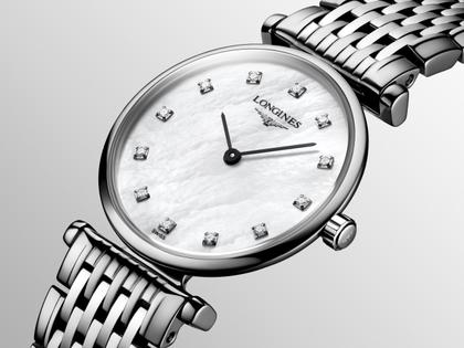 Longines La Grande Classique Quarz Edelstahl 24mm weißes Perlmutt-Zifferblatt mit Damenuhr Metallband – Damenuhren Uhr ohne Datum aus Edelstahl und PVD beschichtet. Das Armband ist ein Edelstahlarmband. Der Zifferblatt ist ein Index. – Ansicht 2