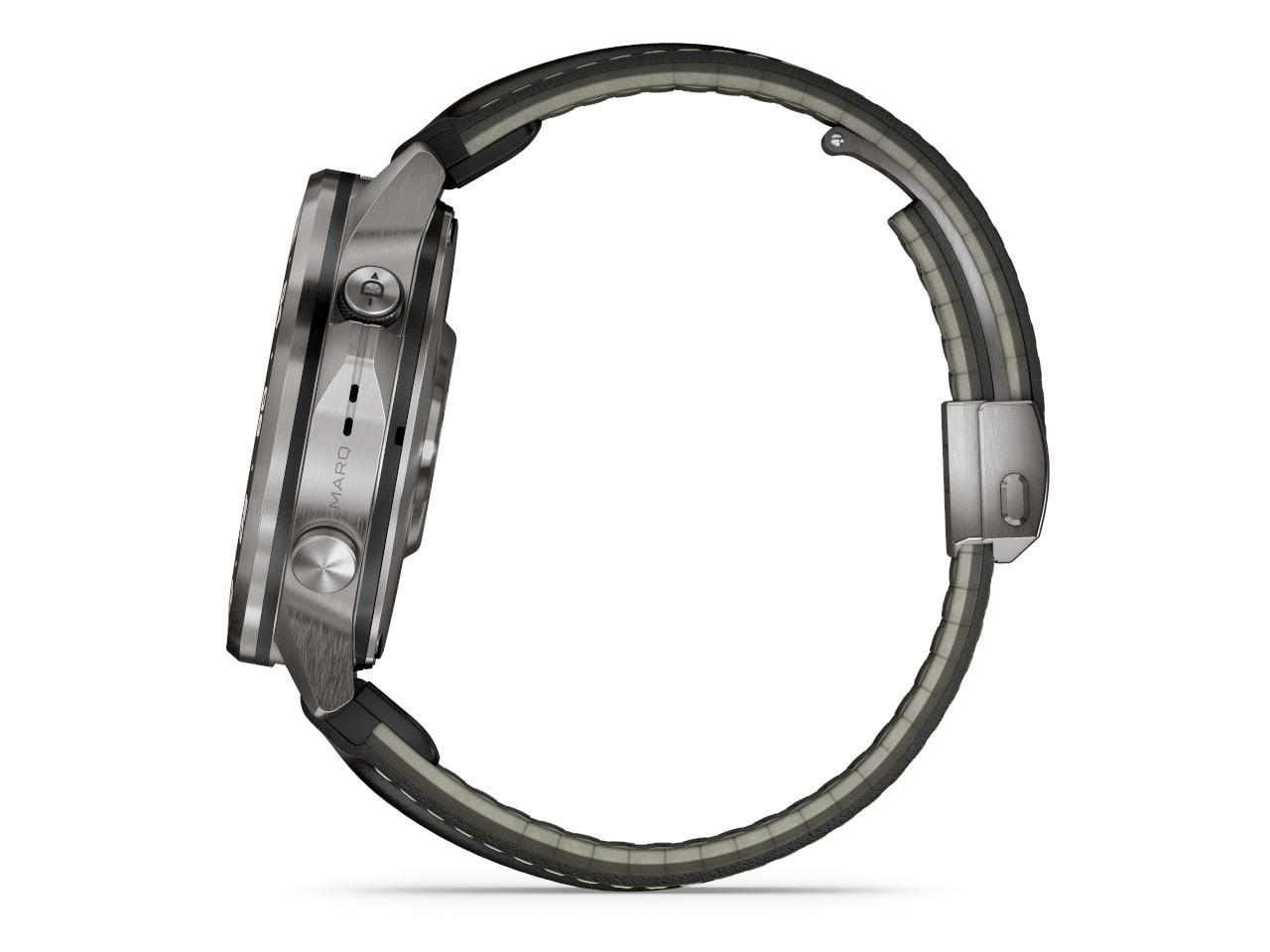 Garmin MARQ Aviator Gen 3 Titan 47mm digitales Display schwarzes Lederband – Herrenuhren Uhr Multifunktion aus Keramik, Leder und Titan. Das Gehäuse ist rund und grau. Das Lederarmband ist schwarz. Der Zifferblatt ist digital. – Ansicht 3