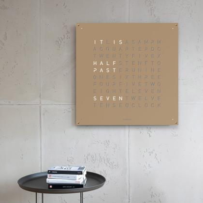 Qlocktwo Earth 90 Hazelnut mit weiß lackiertem Holz – Großuhren Wanduhr aus Edelstahl. Das Gehäuse ist quadratisch. Das Zifferblatt ist digital und braun. – Ansicht 2