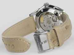 Hamilton Jazzmaster Open Heart Lady Automatik Edelstahl 36mm hellblaues Zifferblatt beiges Lederband – Damenuhren Uhr ohne Datum aus Edelstahl. Das Gehäuse ist rund und silber. Das Lederarmband ist beige. Das Zifferblatt ist ein Index in blau. – Ansicht 3