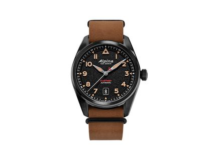 Herrenuhren Uhr mit Datum aus Edelstahl und PVD beschichtet. Das Gehäuse ist rund und schwarz. Das Lederarmband ist braun. Das Zifferblatt ist arabisch Index und schwarz.