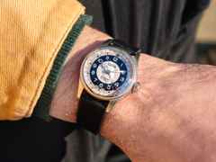 Oris Big Crown Bullseye Automatik Edelstahl 38mm weißes Zifferblatt schwarzes Lederband – Herrenuhren Uhr mit Datum aus Edelstahl und Leder. Das Gehäuse ist rund und silber. Das Lederarmband ist schwarz. Das Zifferblatt ist arabisch und weiß. – Ansicht 7