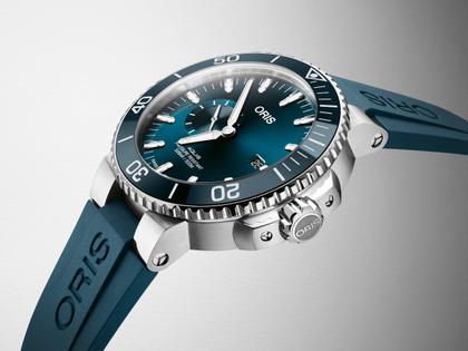 Oris Aquis Small Second Automatik Edelstahl 45,5mm blaues Zifferblatt blaues Kautschukband – Herrenuhren Uhr mit Datum aus Edelstahl und Keramik. Das Gehäuse ist rund und silber. Das Kautschuk / Kunststoff / Silikon Armband ist blau. Das Zifferblatt ist ein Index in blau. – Ansicht 2