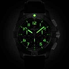 Breitling Avenger B01 Chronograph 44 Night Mission Automatik Keramik schwarzes Carbon-Zifferblatt schwarzes Lederband – Herrenuhren Chronograph aus Carbon, Keramik, Leder und Titan. Das Gehäuse ist rund und schwarz. Das Lederarmband ist schwarz. Das Zifferblatt ist ein Index in schwarz. – Ansicht 6