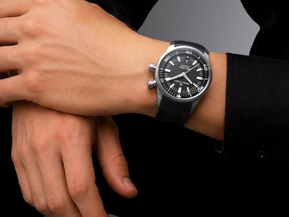 Maurice Lacroix Pontos S Diver Automatik Edelstahl 42mm schwarzes Zifferblatt schwarzes Kautschukband – Herrenuhren Uhr mit Datum aus Edelstahl und Kautschuk. Das Gehäuse ist rund und silber. Das Kautschuk / Kunststoff / Silikon Armband ist schwarz. Das Zifferblatt ist ein Index in schwarz. – Ansicht 8
