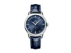 Omega Constellation Observatory Automatik Edelstahl 39mm blaues Zifferblatt blaues Lederband – Herrenuhren Uhr ohne Datum aus 750 Weißgold, Edelstahl und Leder. Das Gehäuse ist rund und silber. Das Lederarmband Kroko / Alligator ist blau. Das Zifferblatt ist ein Index in blau.