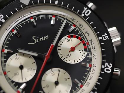 Sinn Spezialuhren 103 St Ty Hd Limited Edition Chronograph Handaufzug Edelstahl 41mm schwarzes Zifferblatt grünes Lederband – Herrenuhren Chronograph aus Edelstahl und Leder. Das Gehäuse ist rund und silber. Das Lederarmband ist grün. Das Zifferblatt ist arabisch Index und schwarz. – Ansicht 6