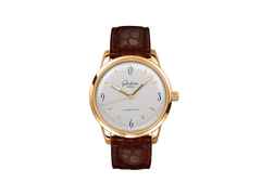 Glashütte Original Sixties Automatik Roségold 39mm silberfarbenes Zifferblatt braunes Lederband – Herrenuhren Uhr ohne Datum aus 750 Rotgold. Das Gehäuse ist rund und roségold. Das Lederarmband Kroko / Alligator ist braun. Das Zifferblatt ist arabisch Index und silber.