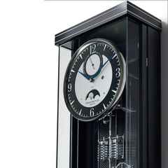 Erwin Sattler Präzisionspendeluhr Wanduhr Opus Metallica 100 silber-schwarzes Zifferblatt – Großuhren Wanduhr aus . Das Gehäuse ist rechteckig und schwarz. Das Zifferblatt ist arabisch Index und silber. – Ansicht 3