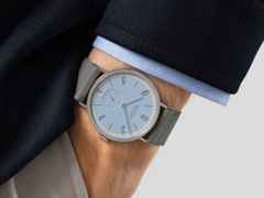 Nomos Glashütte Tangente 38 Datum "175 Years Watchmaking - Frostblau" Handaufzug Edelstahl eisblaues Zifferblatt graues Textilband Glasboden – Herrenuhren Uhr mit Datum aus Edelstahl. Das Gehäuse ist rund und silber. Das Textilarmband ist grau. Das Zifferblatt ist arabisch Index und blau. – Ansicht 6