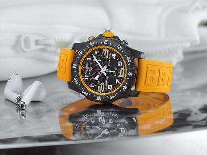 Breitling Endurance Pro 44 Chronograph Quarz Breitlight schwarzes Zifferblatt gelbes Kautschukband – Herrenuhren Chronograph aus Sonstiges. Das Gehäuse ist rund und schwarz. Das Kautschuk / Kunststoff / Silikon Armband ist gelb. Das Zifferblatt ist arabisch und schwarz. – Ansicht 4