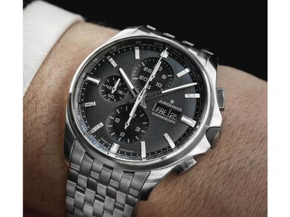 Junghans Meister S Chronoscope Automatik Edelstahl 45mm graues Zifferblatt Metallband – Herrenuhren Chronograph aus Edelstahl. Das Gehäuse ist rund und silber. Das Edelstahlarmband ist silber. Das Zifferblatt ist ein Index in grau. – Ansicht 4