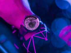 Glashütte Original PanoInverse Handaufzug Platin 42mm skelettiertes Zifferblatt graues Lederband Limited Edition – Herrenuhren Uhr ohne Datum aus 950 Platin. Das Gehäuse ist rund und silber. Das Lederarmband Kroko / Alligator ist grau. Das Zifferblatt ist ein Index in silber. – Ansicht 6