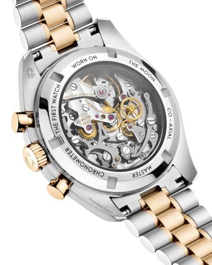 Omega Speedmaster Moonwatch Professional Chronograph Handaufzug Edelstahl 42mm silberfarbenes Zifferblatt zweifarbiges Metallband – Herrenuhren Chronograph aus 750 Gelbgold, Edelstahl und Keramik. Das Gehäuse ist rund und silber. Das Edelstahlarmband mit Gold ist silber-gelbgold. Das Zifferblatt ist ein Index in silber. – Ansicht 4