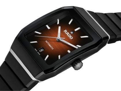 Rado Anatom Automatik Keramik 32,5mm schwarz-rotes Zifferblatt schwarzes Kautschukband – Damenuhren Uhr mit Datum aus Edelstahl, Kautschuk und Keramik. Das Gehäuse ist rechteckig und schwarz. Das Kautschuk / Kunststoff / Silikon Armband ist schwarz. Das Zifferblatt ist ein Index in rot. – Ansicht 2