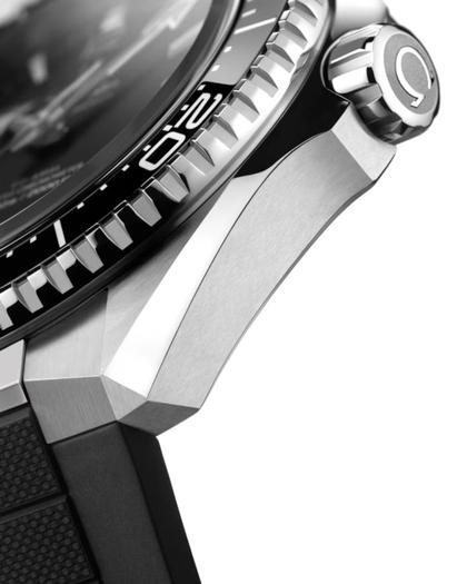 Omega Seamaster Planet Ocean 600M Automatik Edelstahl 42mm schwarzes Zifferblatt schwarze Keramiklünette Kautschukband – Herrenuhren Uhr ohne Datum aus Edelstahl und Keramik. Das Gehäuse ist rund und silber. Das Kautschuk / Kunststoff / Silikon Armband ist schwarz. Das Zifferblatt ist arabisch Index und schwarz. – Ansicht 4