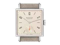 Nomos Glashütte Tetra 27 Champagner Handaufzug Edelstahl 27mm beiges Zifferblatt braunes Lederband – Damenuhren Uhr ohne Datum aus Edelstahl. Das Gehäuse ist quadratisch und silber. Das Lederarmband ist beige. Das Zifferblatt ist arabisch Index und beige. – Ansicht 2