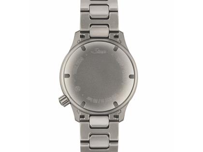 Sinn Spezialuhren T50 Taucheruhr Automatik Titan 41mm schwarzes Zifferblatt schwarz Silikonband – Herrenuhren Uhr mit Datum aus Kautschuk und Titan. Das Gehäuse ist rund und grau. Das Kautschuk / Kunststoff / Silikon Armband ist schwarz. Das Zifferblatt ist ein Index in schwarz. – Ansicht 2
