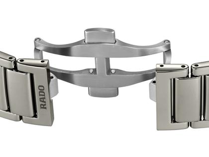 Rado True Square Open Heart Automatik Keramik 38mm graues Zifferblatt graues Keramikband – Herrenuhren Uhr ohne Datum aus Keramik und Titan. Das Gehäuse ist quadratisch und grau. Das Keramikarmband ist grau. Das Zifferblatt ist skelettiert und grau. – Ansicht 5