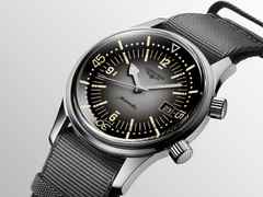 Longines Legend Diver Automatik Edelstahl 42mm graues Zifferblatt graues Textilband – Herrenuhren Uhr mit Datum aus Edelstahl. Das Gehäuse ist rund und silber. Das Textilarmband ist grau. Das Zifferblatt ist arabisch Index und grau. – Ansicht 2