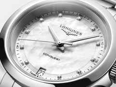 Longines Conquest Quarz Edelstahl 34mm weißes Perlmutt-Zifferblatt mit Diamanten Metallband – Damenuhren Uhr mit Datum aus Edelstahl. Das Gehäuse ist rund und silber. Das Edelstahlarmband ist silber. Das Zifferblatt ist ein Index in weiß. – Ansicht 2