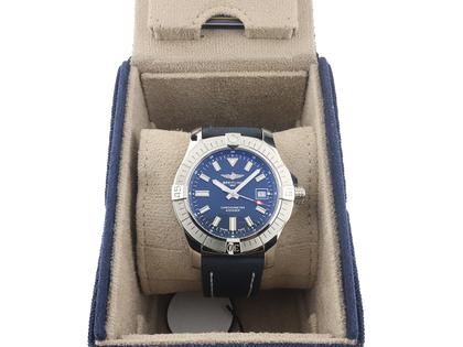Breitling Avenger Automatic 43 Chronometer Automatik Edelstahl 43mm blaues Zifferblatt blaues Lederband A17318101C1X1 Full Set Occasion – Herrenuhren Uhr mit Datum aus Edelstahl und Leder. Das Gehäuse ist rund und silber. Das Lederarmband ist blau. Das Zifferblatt ist ein Index in blau. – Ansicht 3