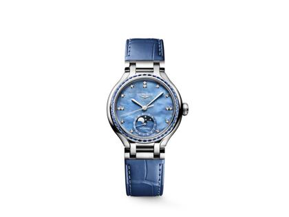 Longines PrimaLuna Mondphase Automatik Edelstahl 34mm Perlmutt-Zifferblatt mit Brillanten blaues Lederband – Damenuhren Uhr mit Datum aus Edelstahl und Leder. Das Gehäuse ist rund und silber. Das Lederarmband Kroko / Alligator ist blau. Das Zifferblatt ist ein Index in blau.