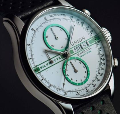 Union Glashütte Viro Chronograph Silvretta Classic 2022 Limited Edition Automatik Edelstahl 44mm weiß-grünes Zifferblatt schwarzes Lederband – Herrenuhren Chronograph aus Edelstahl. Das Gehäuse ist rund und silber. Das Lederarmband ist schwarz. Das Zifferblatt ist ein Index in grün. – Ansicht 3