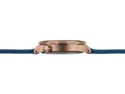 Sinn Spezialuhren T50 GOLDBRONZE B Limited Edition Automatik Bronze 41mm blaues Zifferblatt blaues Textilband – Herrenuhren Uhr mit Datum aus Bronze und Titan. Das Gehäuse ist rund und bronze. Das Textilarmband ist blau. Das Zifferblatt ist ein Index in blau. – Ansicht 2