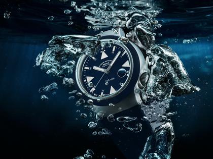 Mühle Glashütte S.A.R. Rescue-Timer Nautikblau Automatik Edelstahl 42mm blaues Zifferblatt blaues Kautschukband – Herrenuhren Uhr mit Datum aus Edelstahl und Kautschuk. Das Gehäuse ist rund und silber. Das Kautschuk / Kunststoff / Silikon Armband ist blau. Das Zifferblatt ist ein Index in blau. – Ansicht 3