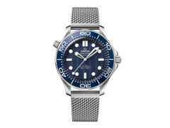 Omega Seamaster Diver 300M James Bond 60th Anniversary Automatik Edelstahl 42mm blaues Zifferblatt Metallband – Herrenuhren Uhr ohne Datum aus Aluminium und Edelstahl. Das Gehäuse ist rund und silber. Das Edelstahlarmband ist silber. Das Zifferblatt ist ein Index in blau.