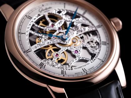 Glashütte Original Senator Skelettierte Edition Handaufzug Rotgold 42mm silbernes Zifferblatt schwarzes Lederband – Herrenuhren Uhr ohne Datum aus 750 Rotgold. Das Armband ist ein Lederarmband Kroko / Alligator. Der Zifferblatt ist römisch. – Ansicht 2