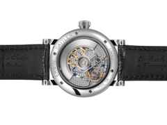 Erwin Sattler Classica Lunaris Automatik Edelstahl 44mm silbernes Zifferblatt schwarzes Lederband – Herrenuhren Uhr ohne Datum aus Edelstahl. Das Gehäuse ist rund und silber. Das Lederarmband ist schwarz. Das Zifferblatt ist ein Index in silber. – Ansicht 4