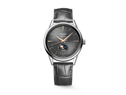 Longines Flagship Heritage Automatik Edelstahl 38,5mm graues Zifferblatt graues Lederband – Herrenuhren Uhr mit Datum aus Edelstahl und Leder. Das Gehäuse ist rund und silber. Das Lederarmband Kroko / Alligator ist grau. Das Zifferblatt ist ein Index in grau.