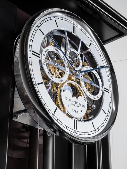 Erwin Sattler Seilzug Regulator Wanduhr Aperia III Limited Edition – Großuhren Wanduhr aus Holz. Das Gehäuse ist rechteckig und schwarz. Das Zifferblatt ist ein Index in weiß. – Ansicht 2
