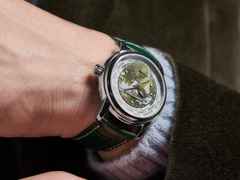 Frederique Constant Classics Worldtimer GMT Manufacture Automatik Edelstahl 42mm weißes Zifferblatt grünes Lederband – Herrenuhren Uhr mit Datum aus Edelstahl und Leder. Das Gehäuse ist rund und silber. Das Lederarmband Kroko / Alligator ist grün. Das Zifferblatt ist ein Index in grün. – Ansicht 4