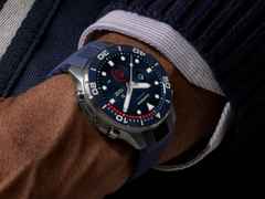 Garmin MARQ Diver Gen 3 Titan 47mm digitales Display blaues Kautschukband – Herrenuhren Uhr Multifunktion aus Kautschuk, Keramik und Titan. Das Gehäuse ist rund und grau. Das Kautschuk / Kunststoff / Silikon Armband ist blau. Der Zifferblatt ist digital. – Ansicht 9