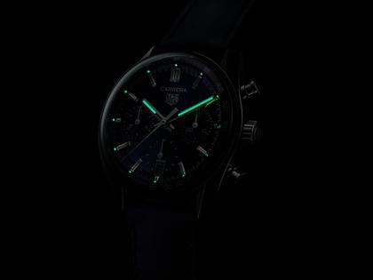 TAG Heuer Carrera Chronograph Automatik Edelstahl 39mm blaues Zifferblatt blaues Lederband – Herrenuhren Chronograph aus Edelstahl und Leder. Das Gehäuse ist rund und silber. Das Lederarmband ist blau. Das Zifferblatt ist ein Index in blau. – Ansicht 6