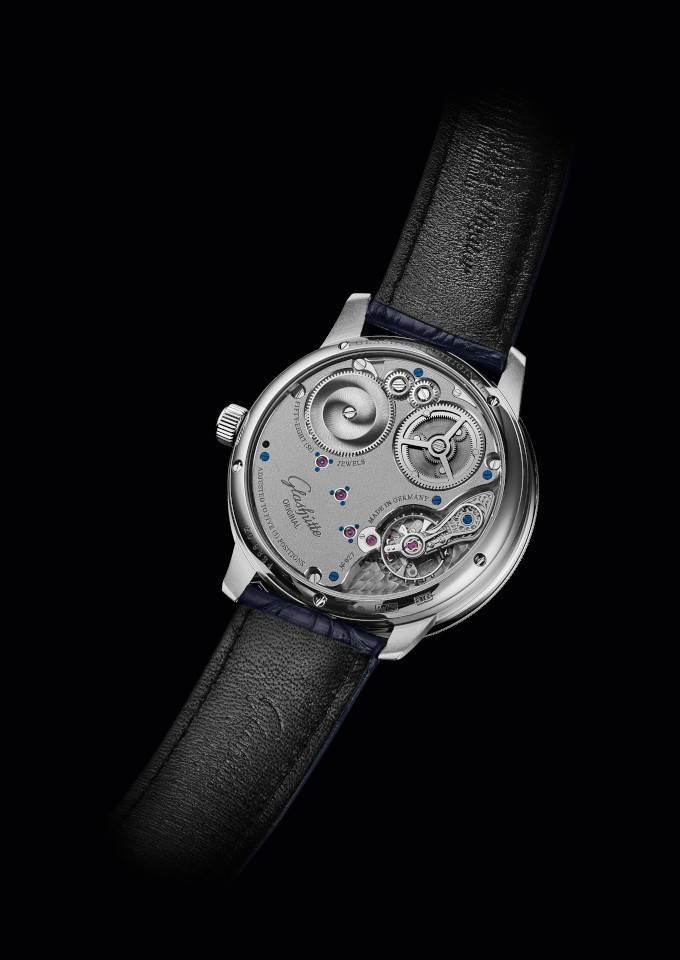 Glashütte Original Senator Chronometer Handaufzug Weißgold 42mm silbernes Zifferblatt blaues Lederband – Herrenuhren Uhr mit Datum aus 750 Weißgold und Leder. Das Gehäuse ist rund und silber. Das Lederarmband Kroko / Alligator ist blau. Das Zifferblatt ist römisch und silber. – Ansicht 6