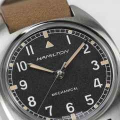 Hamilton Khaki Aviation Pilot Pioneer Mechanical Handaufzug Edelstahl 36x33mm graues Zifferblatt braunes Lederband – Herrenuhren Uhr ohne Datum aus Edelstahl und Leder. Das Gehäuse ist rund und silber. Das Lederarmband ist braun. Das Zifferblatt ist arabisch und schwarz. – Ansicht 5