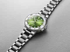 Oris Aquis Date Taste of Summer Automatik Edelstahl 41,5mm grünes Zifferblatt Metallband – Herrenuhren Uhr mit Datum aus Edelstahl und Keramik. Das Gehäuse ist rund und silber. Das Edelstahlarmband ist silber. Das Zifferblatt ist ein Index in grün. – Ansicht 3
