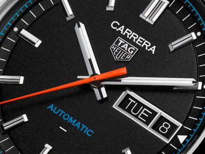 TAG Heuer Carrera Day-Date Automatik Edelstahl 41mm schwarzes Zifferblatt schwarzes Lederband – Herrenuhren Uhr mit Datum aus Edelstahl und Leder. Das Gehäuse ist rund und silber. Das Lederarmband ist schwarz. Das Zifferblatt ist ein Index in schwarz. – Ansicht 4