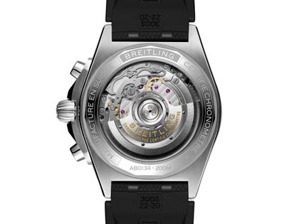 Breitling Chronomat B01 42 Automatik Edelstahl schwarzes Zifferblatt mit Brillanten 1,30ct schwarzes Kautschukband – Herrenuhren Chronograph aus Edelstahl und Kautschuk. Das Gehäuse ist rund und silber. Das Kautschuk / Kunststoff / Silikon Armband ist schwarz. Das Zifferblatt ist ein Index in schwarz. – Ansicht 4