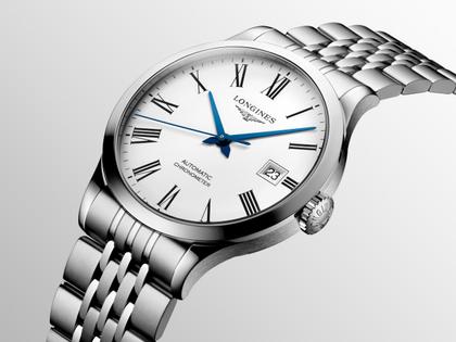 Longines Record Automatik Edelstahl 38,5mm weißes Zifferblatt Metallband – Herrenuhren Uhr mit Datum aus Edelstahl. Das Gehäuse ist rund und silber. Das Edelstahlarmband ist silber. Das Zifferblatt ist römisch und weiß. – Ansicht 3